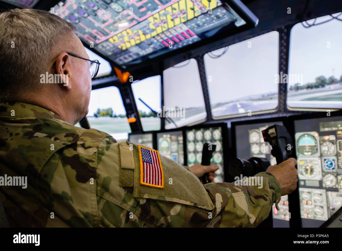 Stati Uniti Generale dell esercito Frank J. erba, capo della Guardia Nazionale Bureau, visite con gli avieri del Missouri Air National Guard's 139a Airlift Wing sulla luglio 15, 2016 a Rosecrans Air National Guard Base, San Giuseppe, Mo. erba ha girato la base per imparare circa 139a Missione e visita con gli avieri. (U.S. Air National Guard foto di Senior Airman Bruce Jenkins/rilasciato) Foto Stock