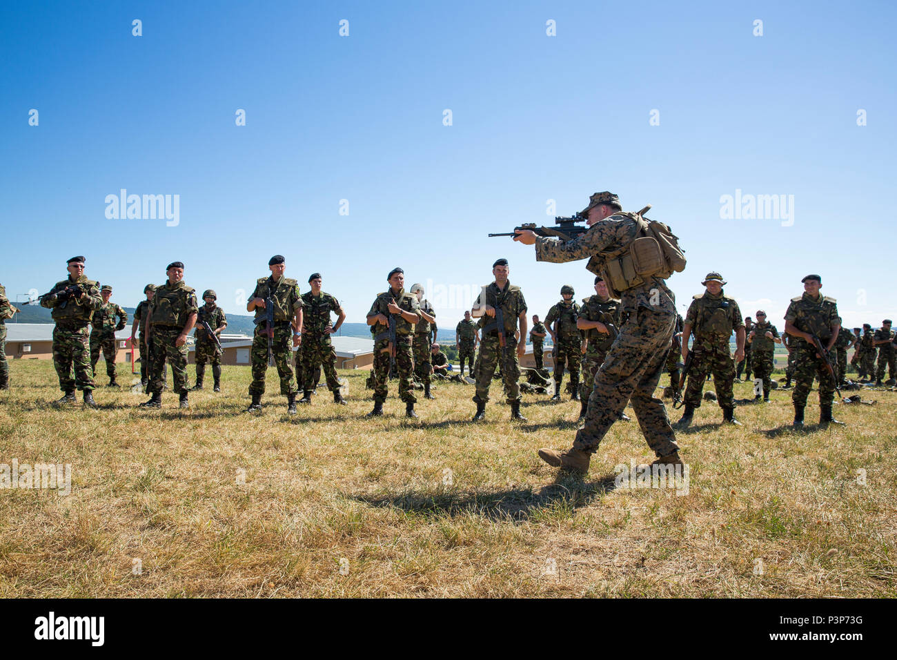 Stati Uniti Marine Corps Lance Cpl. Anthony J. Golembeski, un team leader con il Mar Nero forza rotazionale, dimostra per le forze della NATO come per la corretta esecuzione di una velocità di punta di ricarica durante l'esercizio Platinum Lion 16-4 a bordo di Novo Selo Area Formazione, Bulgaria, 12 luglio, 2016. Questo multi-nazionale esercizio riunisce otto la NATO e i paesi partner per un live-fire esercizio finalizzato a rafforzare la difesa regionale in Europa Orientale. (U.S. Marine Corps foto di Cpl. Kelly L. Street, 2D MARDIV COMCAM/rilasciato) Foto Stock