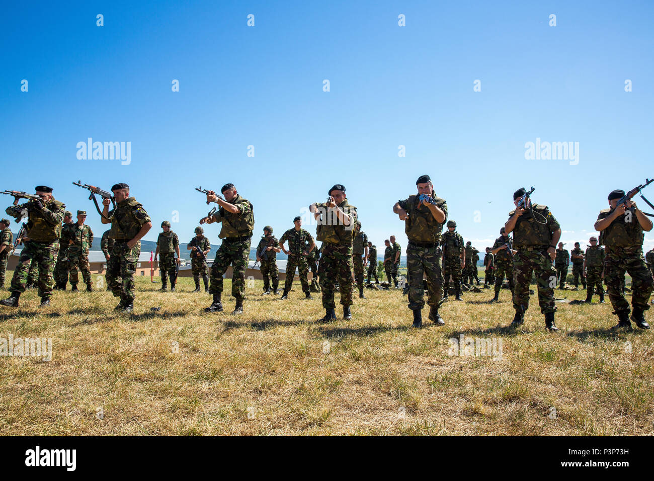 Il rumeno Marines si muovono insieme sulla linea mentre si esegue una velocità di punta di ricarica durante l'esercizio Platinum Lion 16-4 a bordo di Novo Selo Area Formazione, Bulgaria, 12 luglio, 2016. Questo multi-nazionale esercizio riunisce otto la NATO e i paesi partner per un live-fire esercizio finalizzato a rafforzare la difesa regionale in Europa Orientale. (U.S. Marine Corps foto di Cpl. Kelly L. Street, 2D MARDIV COMCAM/rilasciato) Foto Stock