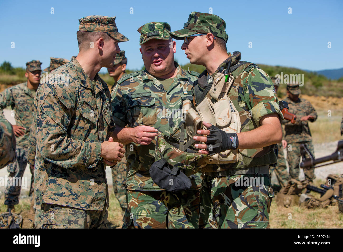 Soldati bulgari e U.S. Marine Corps Sgt. Caleb R. Lovat, un leader di squadra con il Mar Nero forza rotazionale, tecniche di condivisione tra velocità esercizi di ricarica durante l'esercizio Platinum Lion 16-4 a bordo di Novo Selo Area Formazione, Bulgaria, 12 luglio, 2016. Questo multi-nazionale esercizio riunisce otto la NATO e i paesi partner per un live-fire esercizio finalizzato a rafforzare la difesa regionale in Europa Orientale. (U.S. Marine Corps foto di Cpl. Kelly L. Street, 2D MARDIV COMCAM/rilasciato) Foto Stock