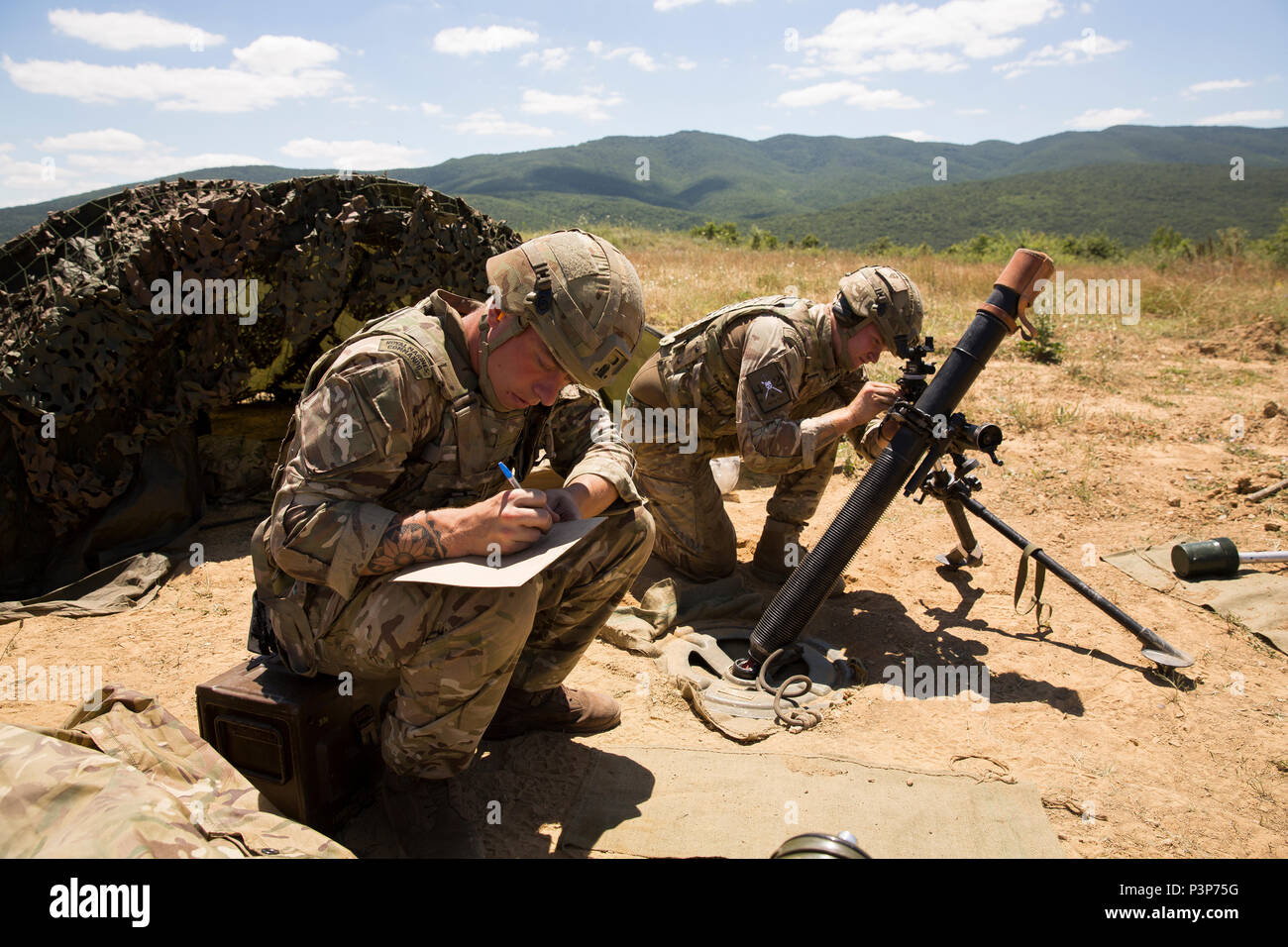 Royal Marine Commando regolare la loro 81mm sistema di mortaio durante l'esercizio Platinum Lion 16-4 a bordo di Novo Selo Area Formazione, Bulgaria, 12 luglio, 2016. Questo multi-nazionale esercizio riunisce otto la NATO e i paesi partner per un live-fire esercizio finalizzato a rafforzare la difesa regionale. (U.S. Marine Corps foto di Cpl. Kelly L. Street, 2D MARDIV COMCAM/rilasciato) Foto Stock