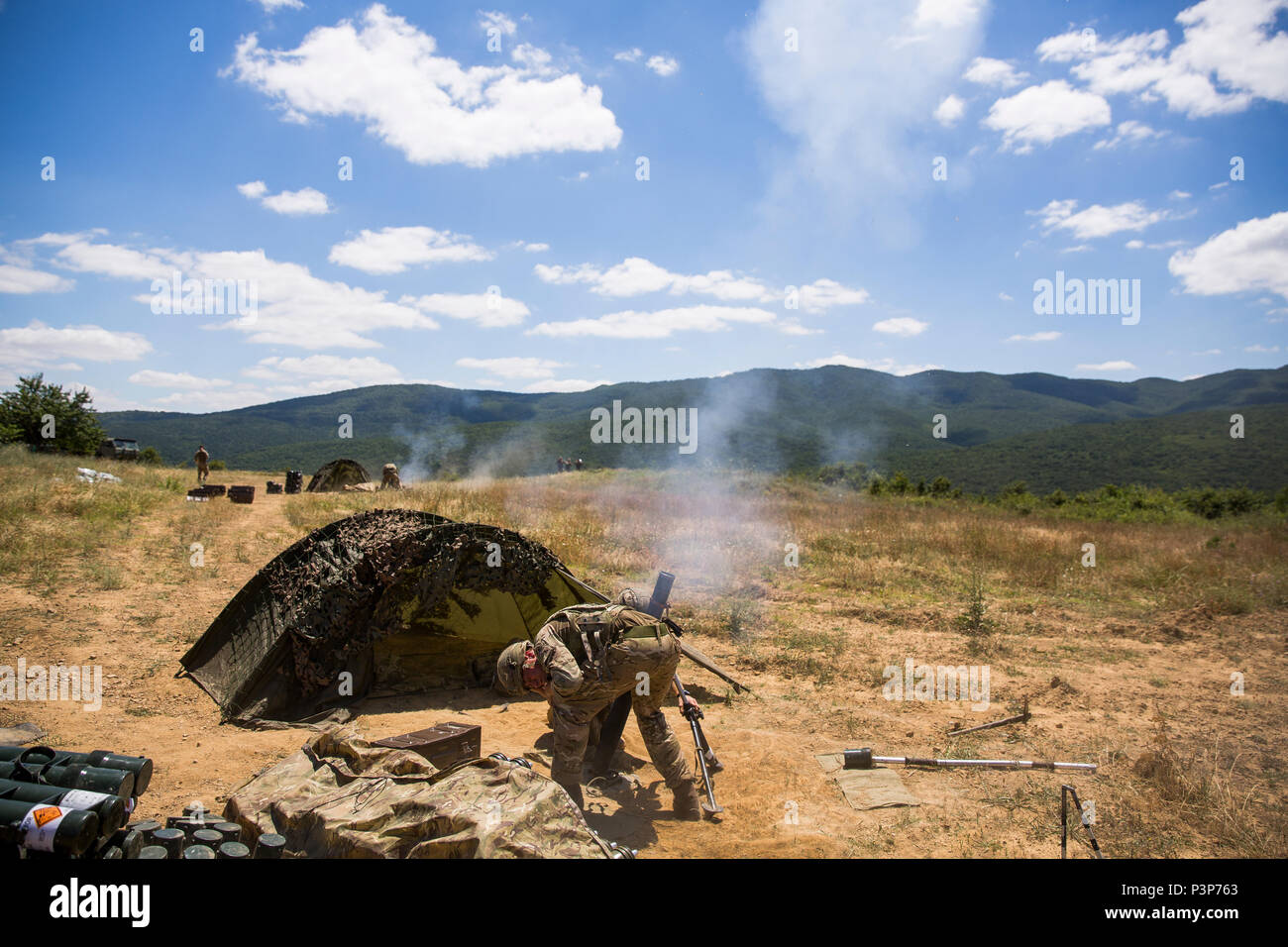 Royal Marine Commando hanno un tiro blast malte in Bulgaria durante l'esercizio Platinum Lion 16-4 a bordo di Novo Selo Area Formazione, luglio 12, 2016. Questo multi-nazionale esercizio riunisce otto la NATO e i paesi partner per un live-fire esercizio finalizzato a rafforzare la difesa regionale. (U.S. Marine Corps foto di Cpl. Kelly L. Street, 2D MARDIV COMCAM/rilasciato) Foto Stock