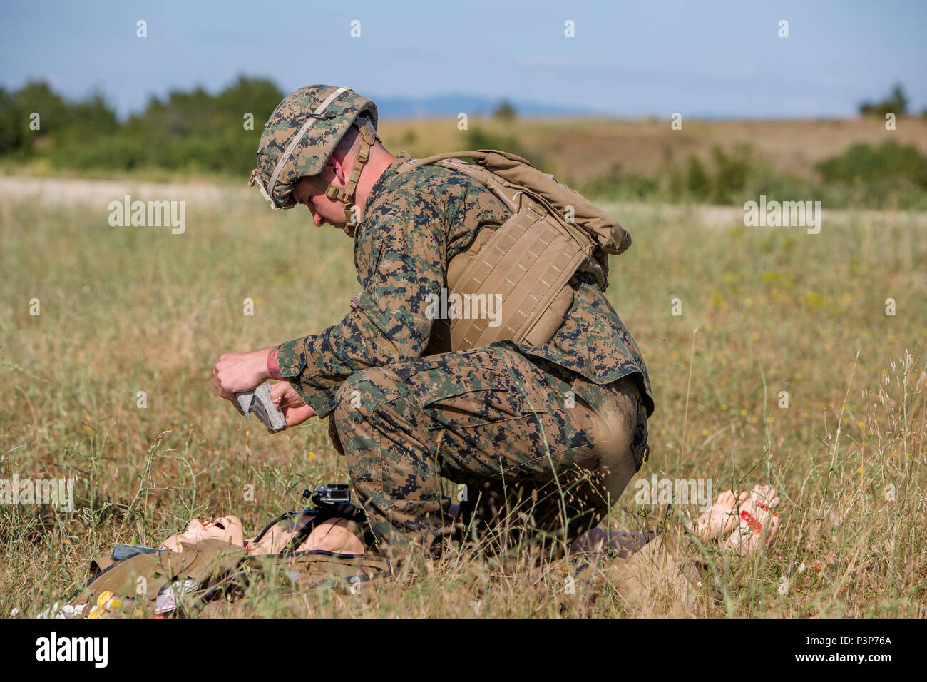 Stati Uniti Navy Petty Officer di terza classe Patrick Webster, un ospedale corpsman con il Mar Nero forza rotazionale, valuta e fornisce la lotta contro la vita il supporto per un incidente prova di evacuazione durante l'esercizio Platinum Lion 16-4 a bordo di Novo Selo Area Formazione, Bulgaria, 12 luglio, 2016. Questo multi-nazionale esercizio riunisce otto la NATO e i paesi partner per un live-fire esercizio finalizzato a rafforzare la difesa regionale in Europa Orientale. (U.S. Marine Corps foto di Cpl. Kelly L. Street, 2D MARDIV COMCAM/rilasciato) Foto Stock