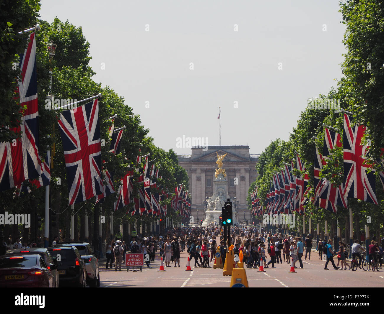 LONDON, Regno Unito - circa giugno 2018: Union Jack Flag su centro commerciale per la celebrazione della regina compleanno con Buckingham Palace in background Foto Stock