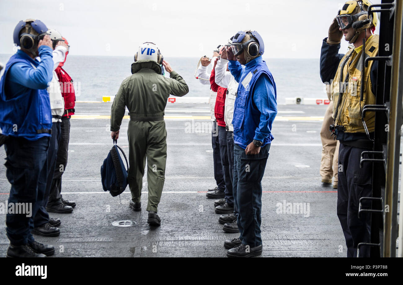 Oceano Pacifico (7 maggio 2017) posteriori Adm. Ross Myers, Commander, Carrier Strike gruppo 15, passa attraverso il cerimoniale di rosso, bianco e blu sideboys come egli si diparte la Amphibious Assault nave USS America (LHA 6) a seguito di una visita programmata. Più di 1.800 marinai e 2.600 marines assegnato all'America anfibio gruppo pronto (ARG) e il quindicesimo Marine Expeditionary Unit sono attualmente conducendo un composito unità di addestramento Esercizio (COMPTUEX) al largo della costa della California del Sud in preparazione per la ARG della distribuzione entro la fine di quest'anno. L'America ARG è costituito d'America, il dock anfibio terra Foto Stock