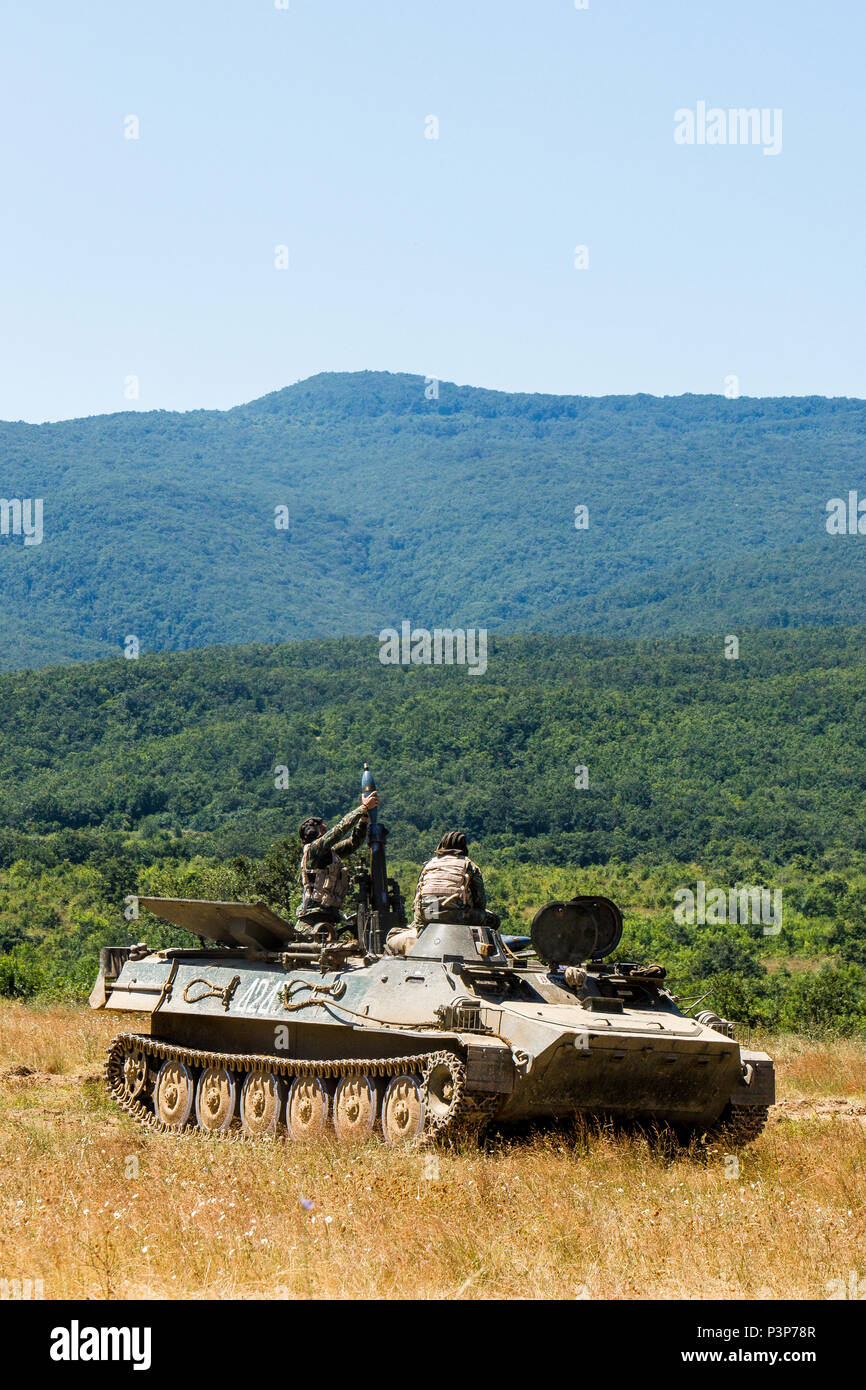 Forze bulgaro caricare un mortaio mobile piattaforma da una BMP-23 di combattimento della fanteria il veicolo durante la fase di esercizio di platino 16-4 Lion a bordo di Novo Selo Area Formazione, Bulgaria, 13 luglio 2016. Questo multi-nazionale esercizio riunisce otto la NATO e i paesi partner per un live-fire esercizio finalizzato a rafforzare la difesa regionale in Europa Orientale. (U.S. Marine Corps foto di Cpl. Kelly L. Street, 2D MARDIV COMCAM/rilasciato) Foto Stock