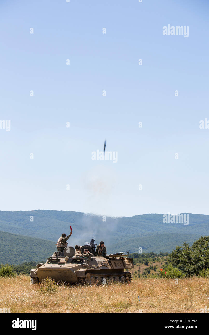 Forze bulgara di fuoco di un mortaio mobile piattaforma in un BMP-23 di combattimento della fanteria il veicolo durante la fase di esercizio di platino 16-4 Lion a bordo di Novo Selo Area Formazione, Bulgaria, 13 luglio 2016. Questo multi-nazionale esercizio riunisce otto la NATO e i paesi partner per un live-fire esercizio finalizzato a rafforzare la difesa regionale in Europa Orientale. (U.S. Marine Corps foto di Cpl. Kelly L. Street, 2D MARDIV COMCAM/rilasciato) Foto Stock