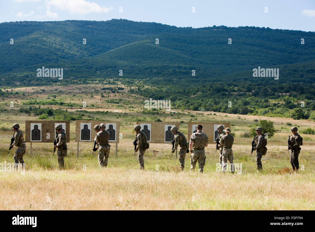 Stati Uniti Marine e U.K. Royal Marine Commando prepararsi a impegnarsi obiettivi durante l'esercizio Platinum Lion 16-4 a bordo di Novo Selo Area Formazione, Bulgaria, 12 luglio, 2016. Questo multi-nazionale esercizio riunisce otto la NATO e i paesi partner per un live-fire esercizio finalizzato a rafforzare la difesa regionale in Europa Orientale. (U.S. Marine Corps foto di Cpl. Kelly L. Street, 2D MARDIV COMCAM/rilasciato) Foto Stock