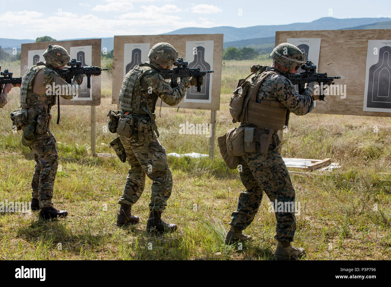 Piedi forti insieme, U.S. Marines con il Mar Nero forza rotazionale di fuoco al fianco di U.K. Royal Marine Commando come essi partecipano in un Marine Corps combattere la precisione di tiro della formazione durante la fase di esercizio di platino 16-4 Lion a bordo di Novo Selo Area Formazione, Bulgaria, 12 luglio, 2016. Questo multi-nazionale esercizio riunisce otto la NATO e i paesi partner per un live-fire esercizio finalizzato a rafforzare la difesa regionale in Europa Orientale. (U.S. Marine Corps foto di Cpl. Kelly L. Street, 2D MARDIV COMCAM/rilasciato) Foto Stock