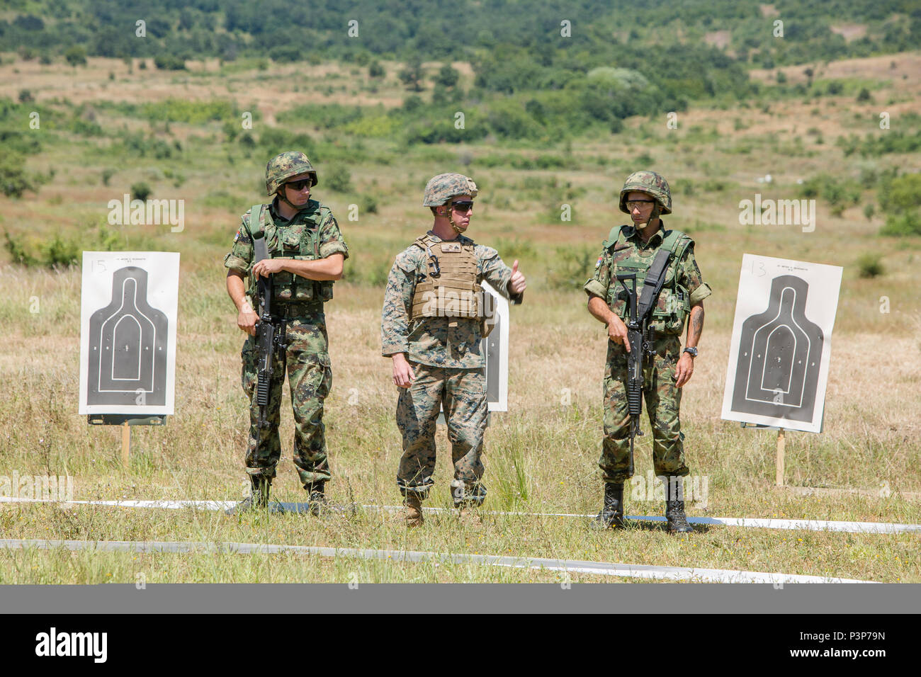 Gli alleati della NATO e partner sono pronti a proteggere Europa rafforzata dai legami creati durante la fase di esercizio di platino 16-4 Lion a bordo di Novo Selo Area Formazione, Bulgaria, 13 luglio 2016. Questo multi-nazionale esercizio riunisce otto la NATO e i paesi partner per un live-fire esercizio finalizzato a rafforzare la difesa regionale in Europa Orientale. (U.S. Marine Corps foto di Cpl. Kelly L. Street, 2D MARDIV COMCAM/rilasciato) Foto Stock