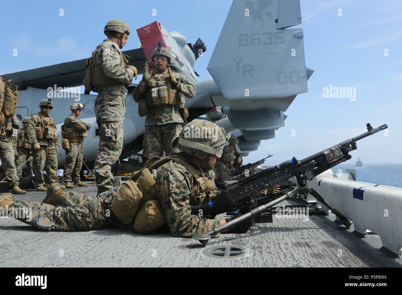 Oceano Pacifico - Marines con Battaglione Team di atterraggio 1° Battaglione, quinto reggimento Marine, xv Marine Expeditionary Unit occupano le posizioni difensive intorno al ponte di volo durante la formazione composita dell'Unità Esercizio a bordo della USS America (LHA 6), 9 maggio 2017. I marines e marinai a bordo della USS America lavorano insieme per garantire la sicurezza di tutti a bordo in modo che noi possiamo continuare con la nostra missione di essere la crisi globale forza di risposta nei mondi tempo di necessità. Foto Stock