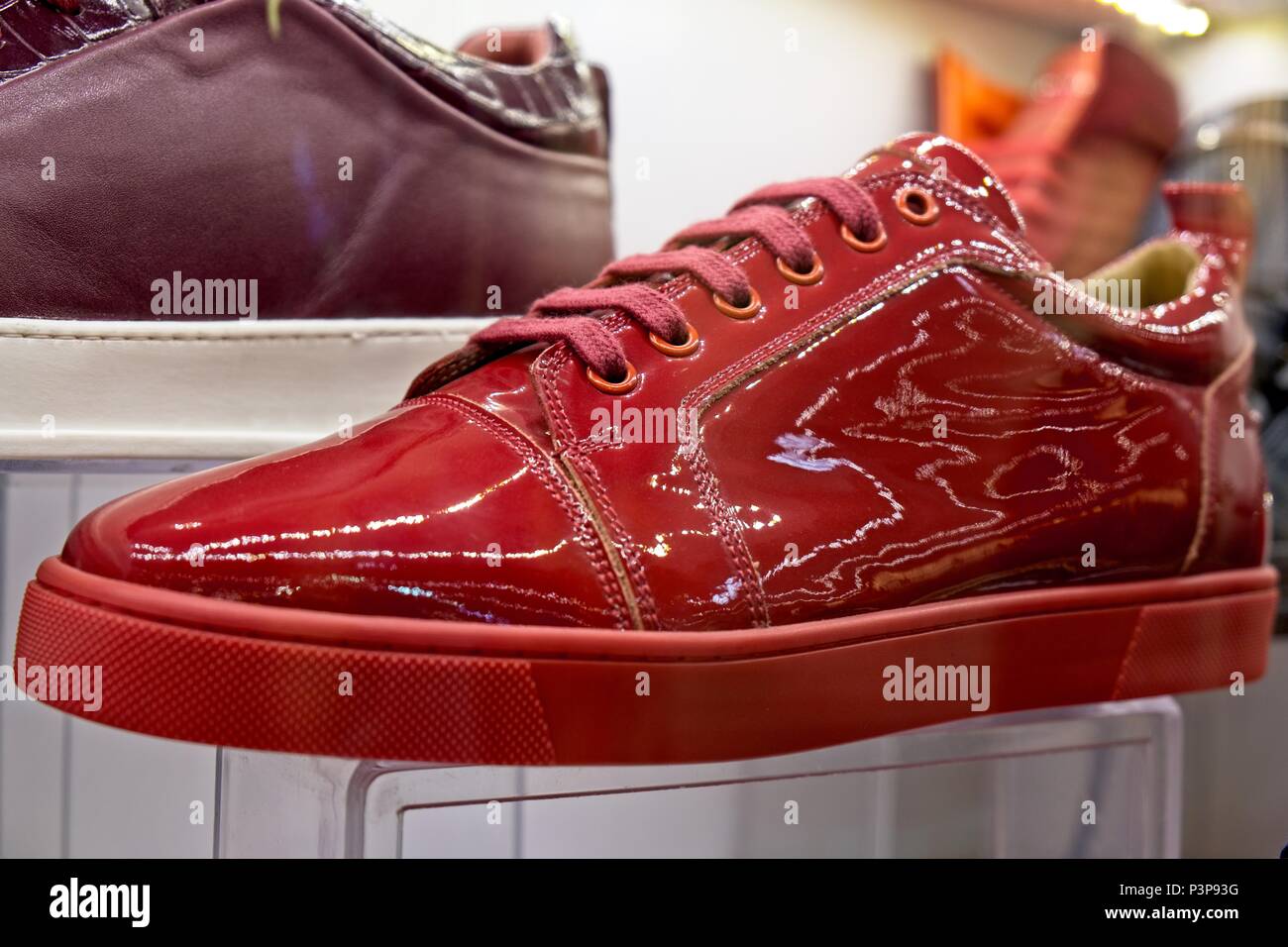 ISTANBUL, Turchia - 25 maggio : Rosso scarpe per la vendita nel Grand Bazaar a Istanbul Turchia il 25 maggio 2018 Foto Stock