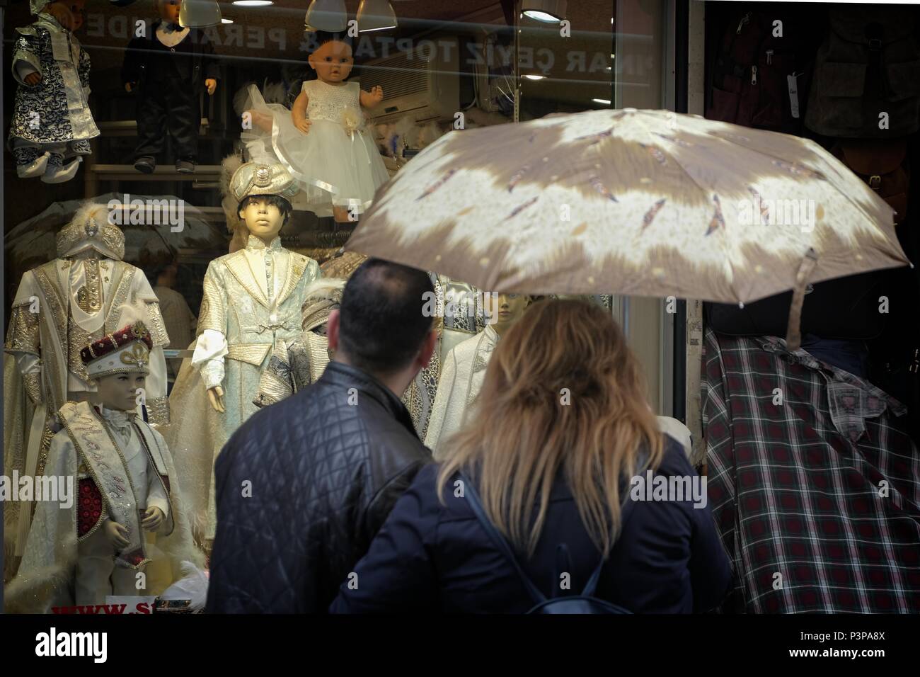 ISTANBUL, Turchia - 25 maggio : persone in cerca nella vetrina di un negozio vicino al Grand Bazaar a Istanbul Turchia il 25 maggio 2018, due persone non identificate Foto Stock