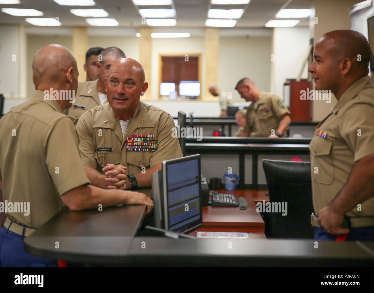 Stati Uniti Marine Corps Brig. Gen. Austin Renforth, il comandante generale dei Marine Corps reclutare Depot Parris Island, S.C. / Orientale Regione di reclutamento, incontra i Marines del primo Marine Corps nel Quartiere Garden City, N.Y., 20 luglio 2016. Il personale del distretto aiutare gli sforzi di reclutamento in tutto dieci stati del Nordest. (U.S. Marine Corps foto di Sgt. Elizabeth Thurston) Foto Stock