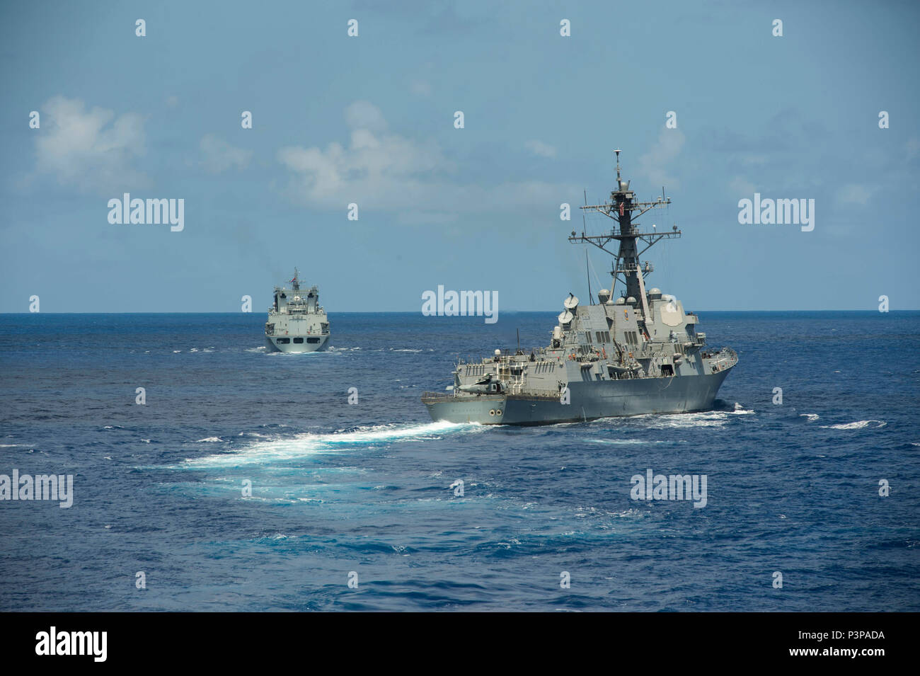 160713-N-OL837-156 OCEANO PACIFICO (13 luglio 2016) le visite-missile destroyer USS Stockdale (DDG 106) manovre per condurre un approccio per la marina militare cinese nave rifornimento Gaoyouhu (966) durante il cerchio del Pacifico 2016. Venti-sei nazioni, più di 40 navi e sottomarini, più di 200 aerei, e 25.000 personale partecipano RIMPAC dal 30 giugno al 4 agosto, in e intorno alle Isole Hawaii e la California del Sud. Il più grande del mondo marittimo internazionale esercitazione RIMPAC offre una singolare opportunità di formazione che aiuta i partecipanti a promuovere e sostenere la cooperativa r Foto Stock