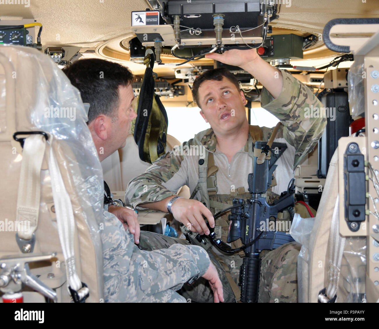 Massachusetts esercito nazionale del personale di guardia Sgt. William Farewell (a destra), un operations non ufficiale incaricato assegnato al 387 l'eliminazione degli ordigni esplosivi Co. a base di Camp Edwards, Cape Cod, Massachusetts, spiega le funzionalità delle unità medie il mio veicolo protetto comunemente noto come Panther a Massachusetts Air National Guard Il Mag. Gen. Gary Keefe, la messa. La Guardia Nazionale aiutante generale durante il corso di formazione presso l'esercito è Joint Readiness Training Center, Fort Polk, Louisiana, mercoledì 20 luglio, 2016. Quasi 700 soldati dell'esercito del Massachusetts guardia nazionale hanno aderito oltre tremila soldati o Foto Stock