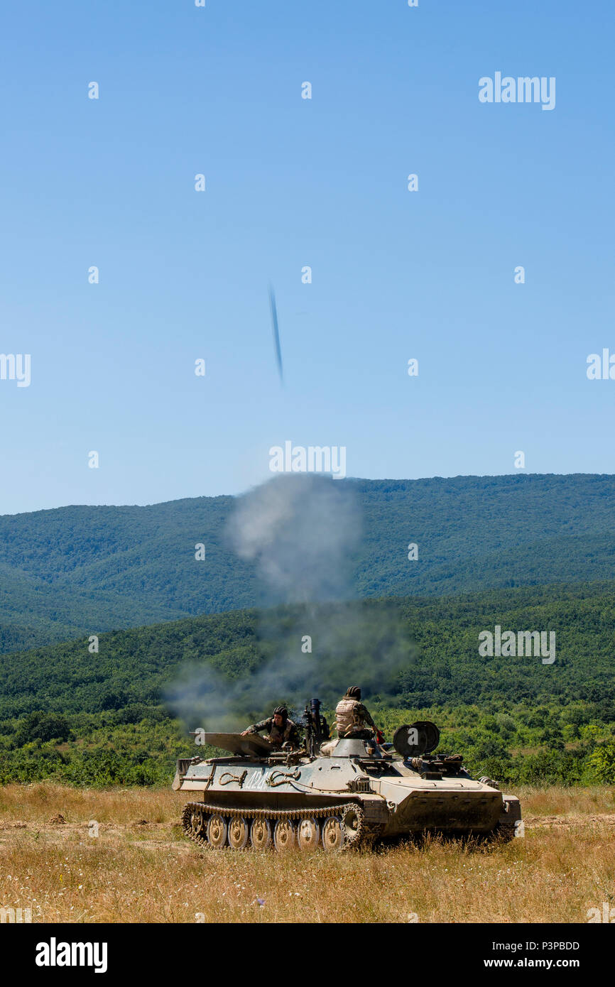 Forze bulgara di fuoco di un mortaio mobile piattaforma in un BMP-23 di combattimento della fanteria il veicolo durante la fase di esercizio di platino 16-4 Lion a bordo di Novo Selo Area Formazione, Bulgaria, 13 luglio 2016. Questo multi-nazionale esercizio riunisce otto la NATO e i paesi partner per un live-fire esercizio finalizzato a rafforzare la difesa regionale in Europa Orientale. (U.S. Marine Corps foto di Cpl. Kelly L. Street, 2D MARDIV COMCAM/rilasciato) Foto Stock