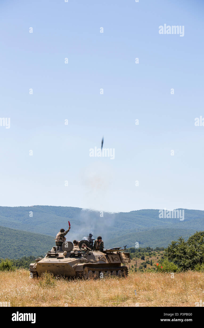 Forze bulgara di fuoco di un mortaio mobile piattaforma in un BMP-23 di combattimento della fanteria il veicolo durante la fase di esercizio di platino 16-4 Lion a bordo di Novo Selo Area Formazione, Bulgaria, 13 luglio 2016. Questo multi-nazionale esercizio riunisce otto la NATO e i paesi partner per un live-fire esercizio finalizzato a rafforzare la difesa regionale in Europa Orientale. (U.S. Marine Corps foto di Cpl. Kelly L. Street, 2D MARDIV COMCAM/rilasciato) Foto Stock