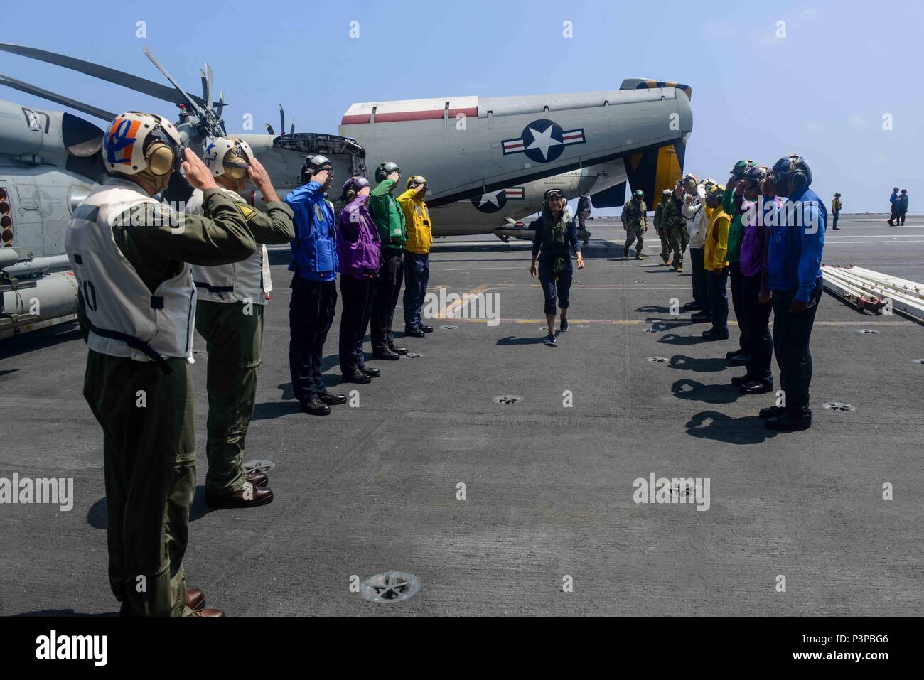 160719-N-TU932-001 OCEANO PACIFICO (19 luglio 2016) Rainbow sideboys rendere onore a Sottosegretario della Marina il dott. Janine Davidson sulla USS John C. Stennis' (CVN74) ponte di volo durante il cerchio del pacifico esercizio marittimo. Venti-sei nazioni, più di 40 navi e sottomarini, più di 200 aerei e 25.000 personale partecipano RIMPAC dal 30 giugno al 4 agosto, in e intorno alle Isole Hawaii e la California del Sud. Il più grande del mondo marittimo internazionale esercitazione RIMPAC offre una singolare opportunità di formazione che aiuta i partecipanti a promuovere e sostenere la cooperativa relatio Foto Stock