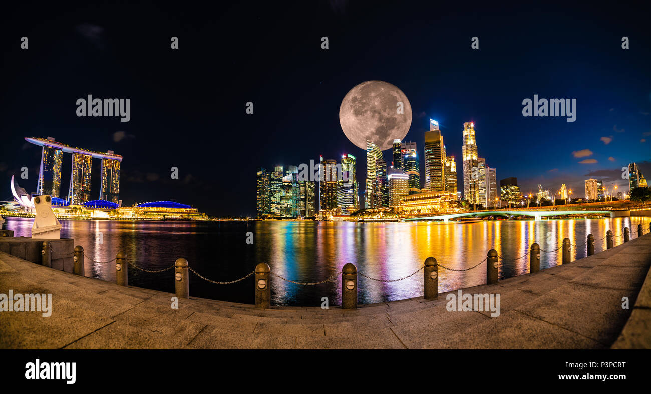 Splendida vista panoramica della città di Singapore di notte con la luna piena Foto Stock