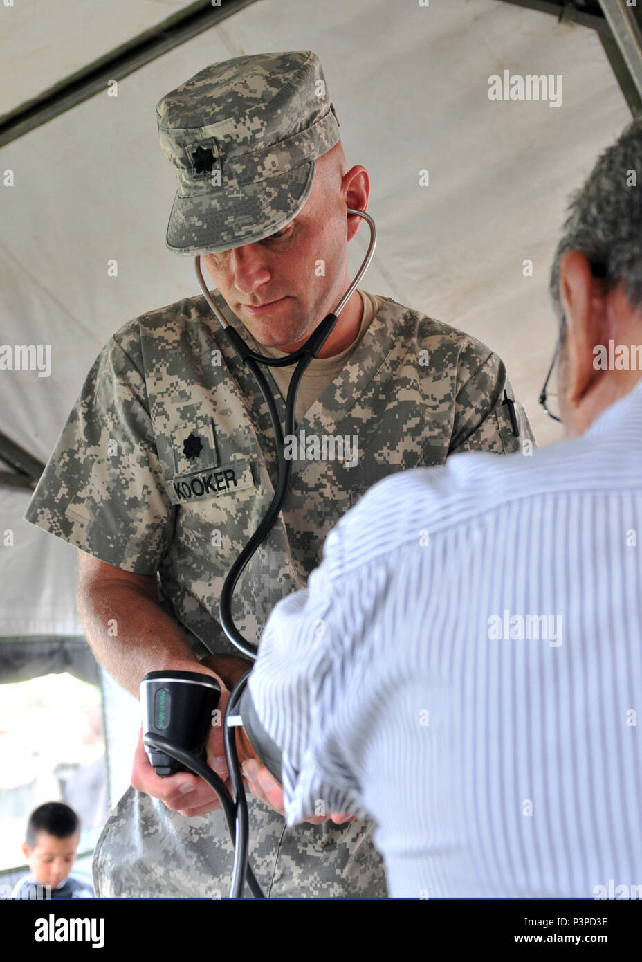 Stati Uniti Esercito Lt. Col. Derrick Kooker, un fornitore del servizio medico con il Wyoming Guardia Nazionale assegnato a oltre l'orizzonte 2017, controlla la pressione del sangue di un paziente durante una preparazione medica evento tenutosi a Macal River Park a San Ignacio, Belize Maggio 8, 2017. Questo è il secondo dei tre eventi di salute detenute da BTH 2017. Al di là dell'orizzonte è un U.S. Comando sud-sponsorizzato, esercito sud-led esercizio progettata per fornire aiuti umanitari e i servizi di ingegneria per le comunità nel bisogno, dimostrando il supporto degli Stati Uniti per il Belize. Foto Stock