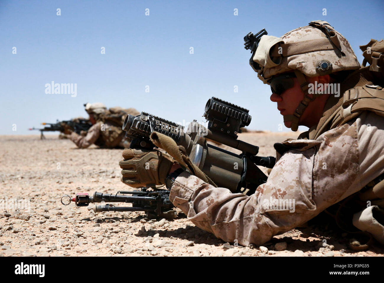 Stati Uniti Marine Corps Lance Cpl. Zachary M. Eglefino, un rifleman con 1° Battaglione, 7° Reggimento Marine, Special Purpose Marine compito Air-Ground Force-Crisis Response-Central comando, fornisce il supporto di fuoco con un M-32 lanciagranate durante una tattica di ripristino dei velivoli e personale di esercizio in Giordania, 8 maggio 2017. Questo evento supportato desiderosi Lion 2017, una multinazionale ricorrenti esercizio inteso a rafforzare strutture militari relazioni, aumentare l'interoperabilità tra nazioni partner, e di migliorare la sicurezza e la stabilità regionale. Il SPMAGTF è una auto-sostenere unità expeditionary, des Foto Stock