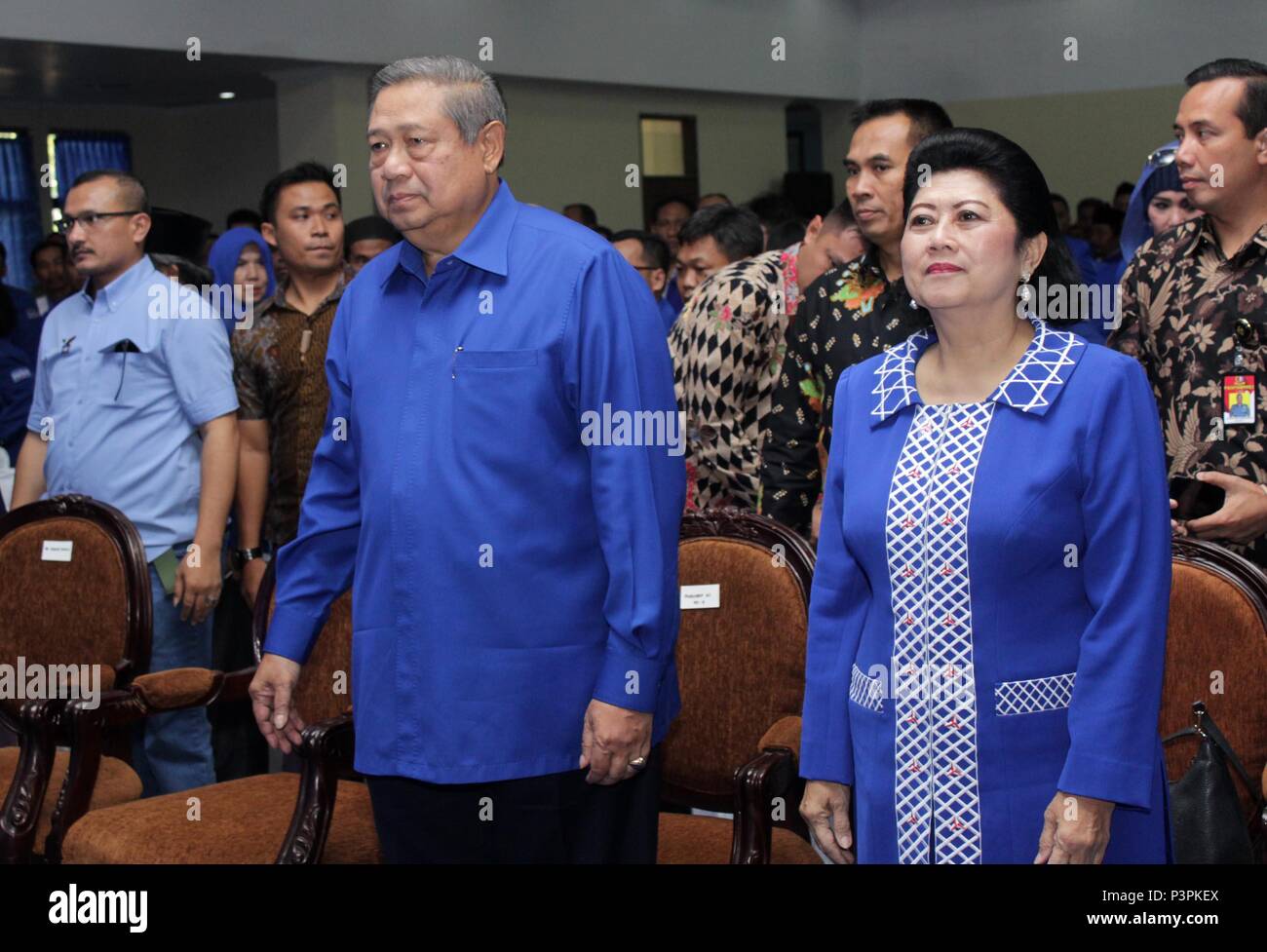 Madiun, Indonesia. Il 18 giugno, 2018. Il centro dello stand è il presidente del partito democratico, H. Susilo Bambang Yudhoyono [SBY] mentre frequentano un apple democratica di standby East Java a Wisma Haji, Città Madiun Credito: Matteo Nardone/Pacific Press/Alamy Live News Foto Stock