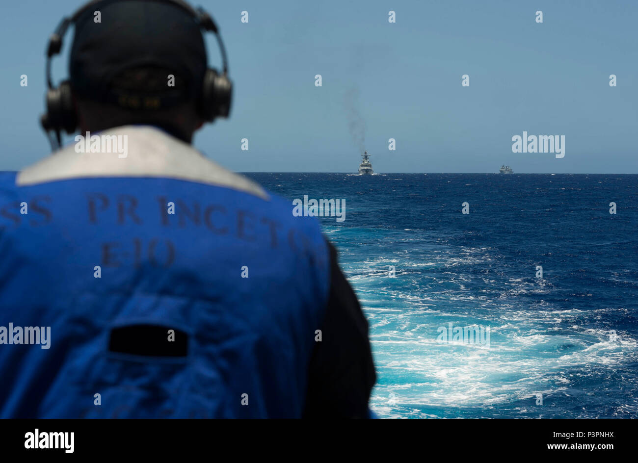 160712-N-OL837-031 OCEANO PACIFICO (12 luglio 2016) Il Maresciallo marinaio Miller, da Loveland, Colorado, osserva la manovra con le punte con i cinesi navi della marina militare guidato-missile frigate Hengshui (572), guidata-missile destroyer Xian (153) e nave rifornimento Gaoyouhu (966) dalla poppa posizione di vedetta a bordo guidato-missili cruiser USS Princeton (CG 59), durante il cerchio del Pacifico 2016. Venti-sei nazioni, più di 40 navi e sottomarini, più di 200 aerei, e 25.000 personale partecipano RIMPAC dal 30 giugno al 4 agosto, in e intorno alle Isole Hawaii e la California del Sud. Th Foto Stock