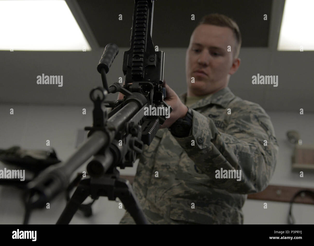 Airman 1. Classe John Broda, 5a forze di sicurezza Squadron defender, assembla un M249 luce mitragliatrice al Combat Arms Formazione e impianto di manutenzione su Minot Air Force Base, N.D., 8 maggio 2017. Per poter beneficiare dell'arma, Broda deve correttamente smontare e riassemblare la M249. Foto Stock