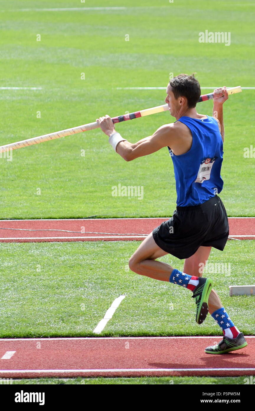 Stati Uniti Air Force 1 Lt. Kalé Simmons compete in uomini della pole vault finals luglio 4. Gli Stati Uniti Il team olimpico via e le prove sul campo sono state tenute luglio 1-10 di Eugene, Oregon. Simmons finito al secondo posto con un salto di 5,65 metri, o 18-piedi, 6 1/2 pollici, per rivendicare il suo posto sulla U.S. Olympic pole vault team. (U.S. Air Force foto/cortesia Tom 'RAC' Williams/rilasciato) Foto Stock