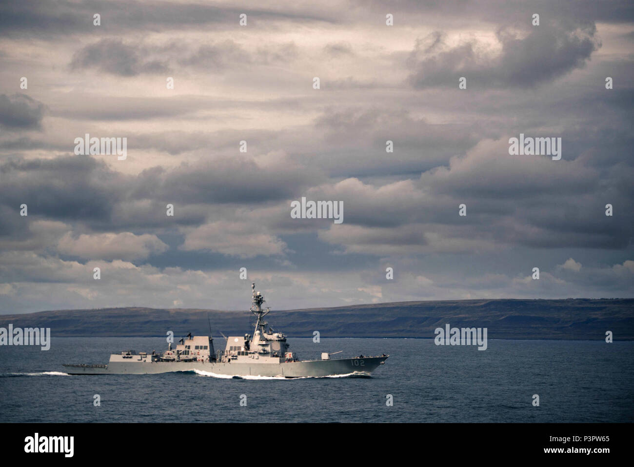 Oceano Pacifico (7 maggio 2017) - USS Sampson (DDG 102) cuoce a vapore lungo San Celemente isola durante una MK45 da 5 pollici pistola fuoco del patto di esercizio. Tredici WTIs erano già in corso con la USS Theodore Roosevelt Strike gruppo (CSG), può 2-11, leader advanced tactical eventi di formazione a sostegno della Theodore Roosevelt Gruppo Vela. WTIs sono un elite cadre della superficie giovani warfare ufficiali (SWO) selezionato da SMWDC per diventare il meglio del meglio in tattiche di dottrina e di sviluppo. Queste nuove generazione guerrieri di superficie vengono caricati con aumentando la competenza tattico di navi di superficie a sostegno del mare e di controllo Foto Stock