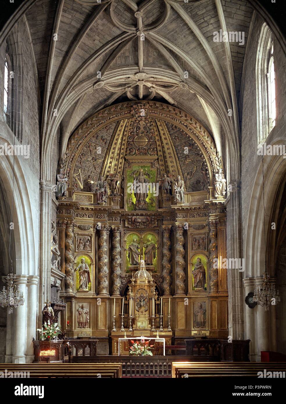 RETABLO MAYOR DE ESTILO BARROCO - 1675 - MADERA DORADA Y POLICROMATO. Autore: Policarpo de la Nestosa (XVII sec.). Posizione: Iglesia de San Cosme y San Damian, BURGOS, Spagna. Foto Stock