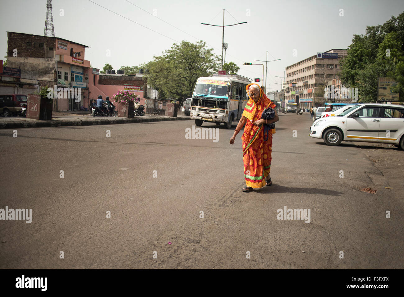 La donna a piedi, street, India Foto Stock