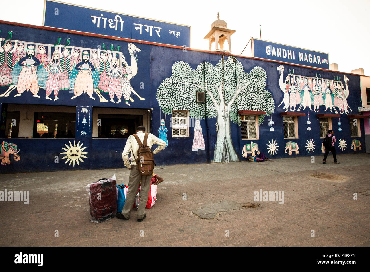 Una stazione ferroviaria, viaggiatori, India Foto Stock