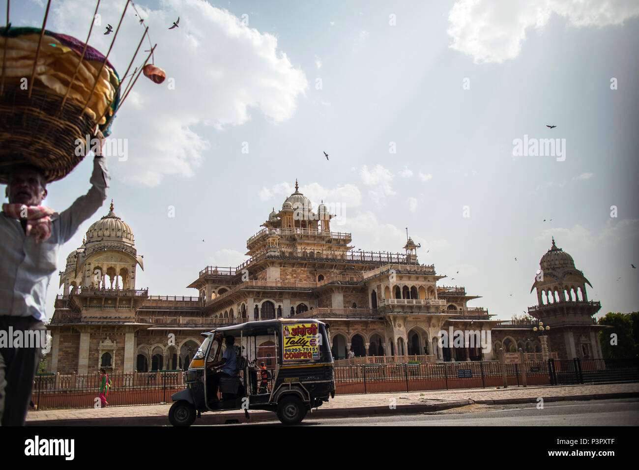 Royal Albert Hall Museo, un tuk tuk, persone, India Foto Stock