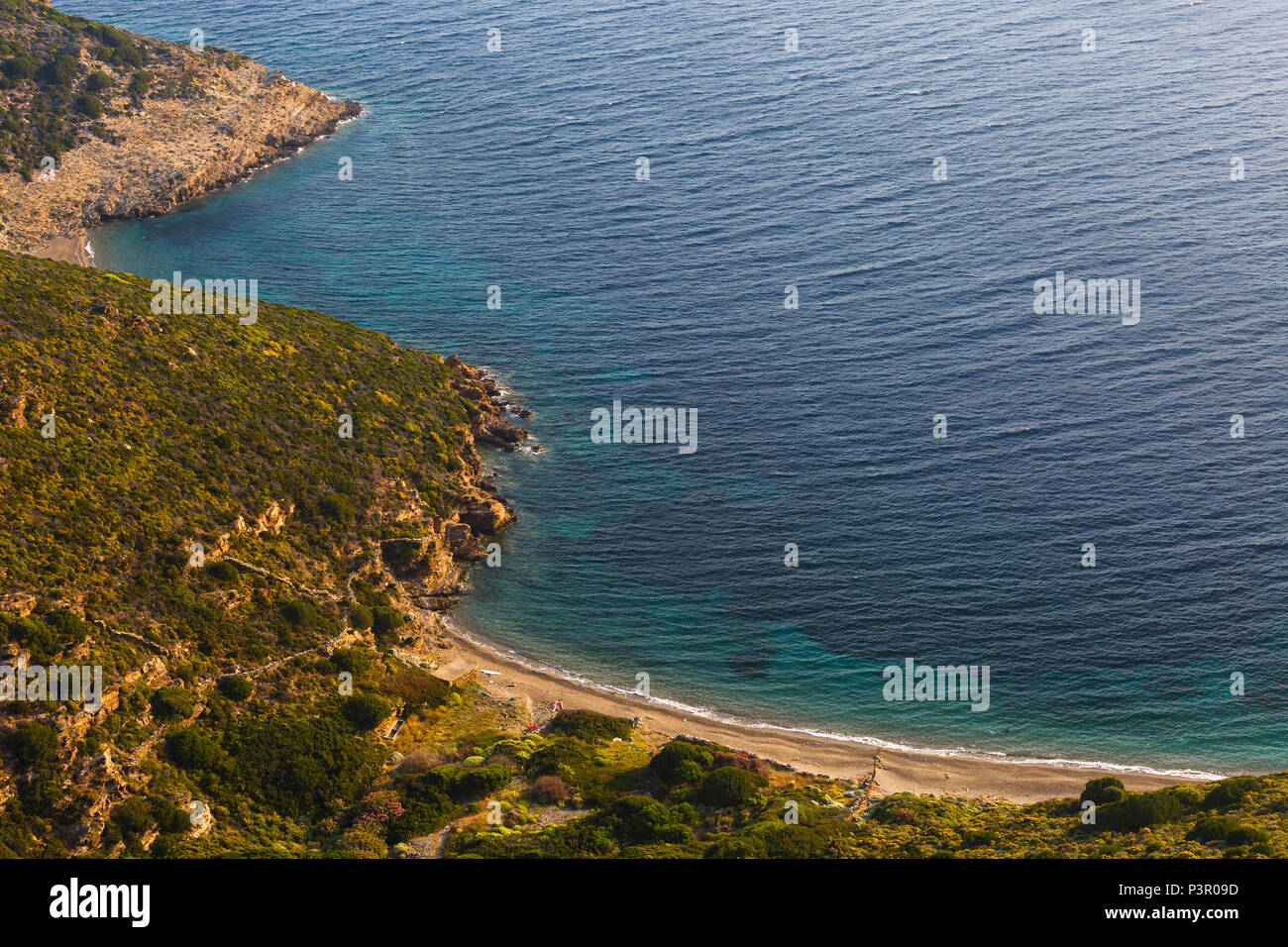 Piccole spiagge vicino Koumara sulla spiaggia di Fourni Island, Grecia. Foto Stock