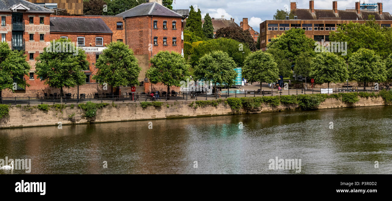 South Quay, Worcester UK. Progetto di arti l'anello commissionato uno zecchino fase di copertura per il Festival dal fiume per il Canal & fiumi di fiducia. Foto Stock