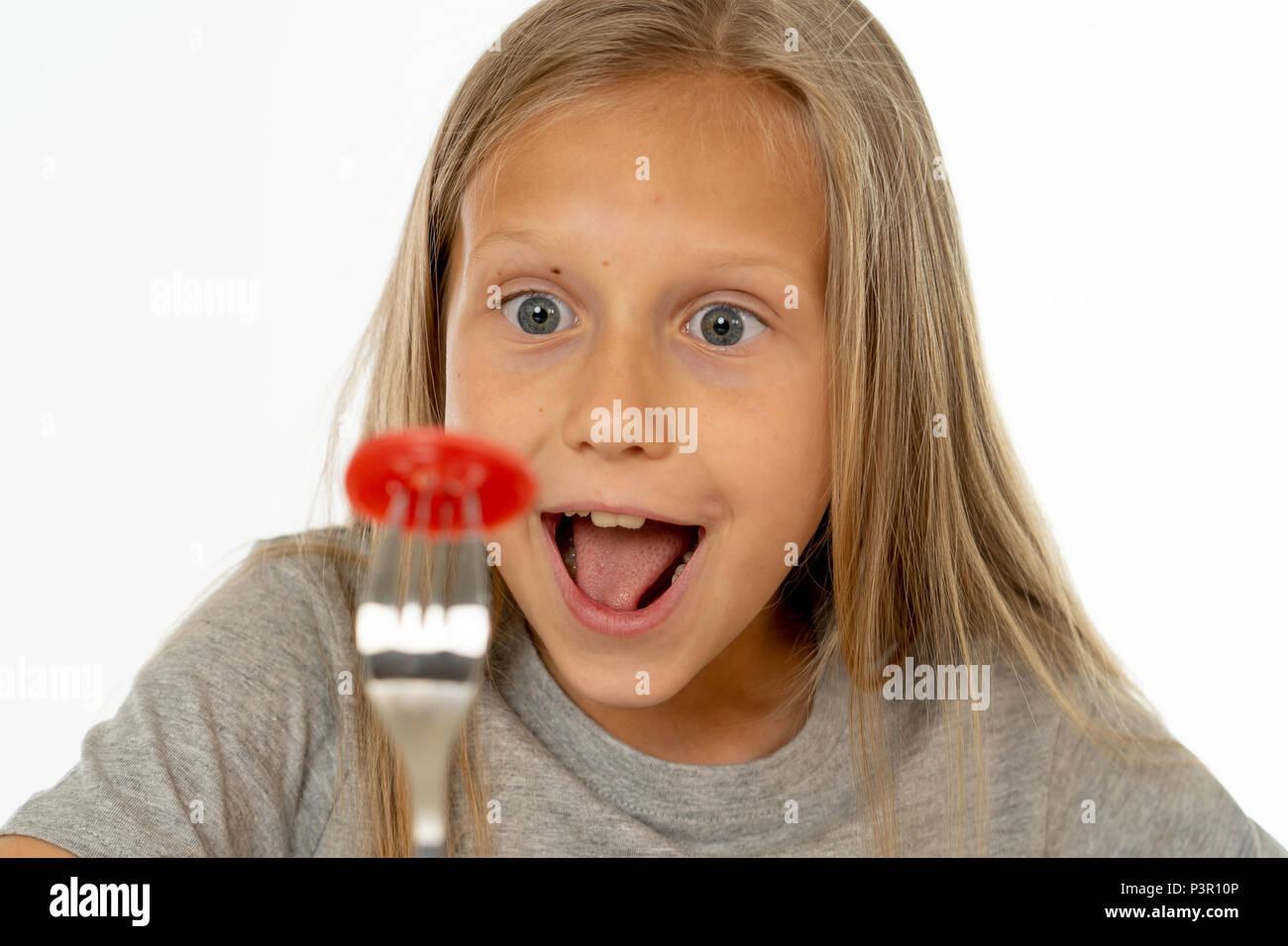 Funny Girl felice con la piastra di candy lollipop lollies felice bambina mangiare grandi zucchero candito lollies kid mangiare dolci. bambino sorpreso con la caramella. iso Foto Stock