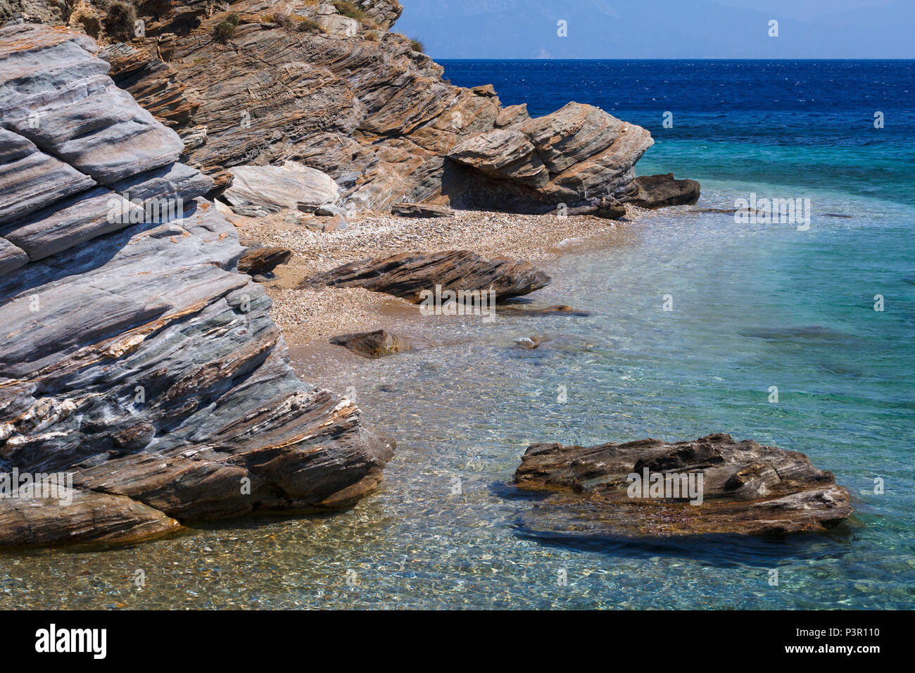 Kamari beach sull isola di Fourni e vista di Samos Island in distanza, Grecia. Foto Stock