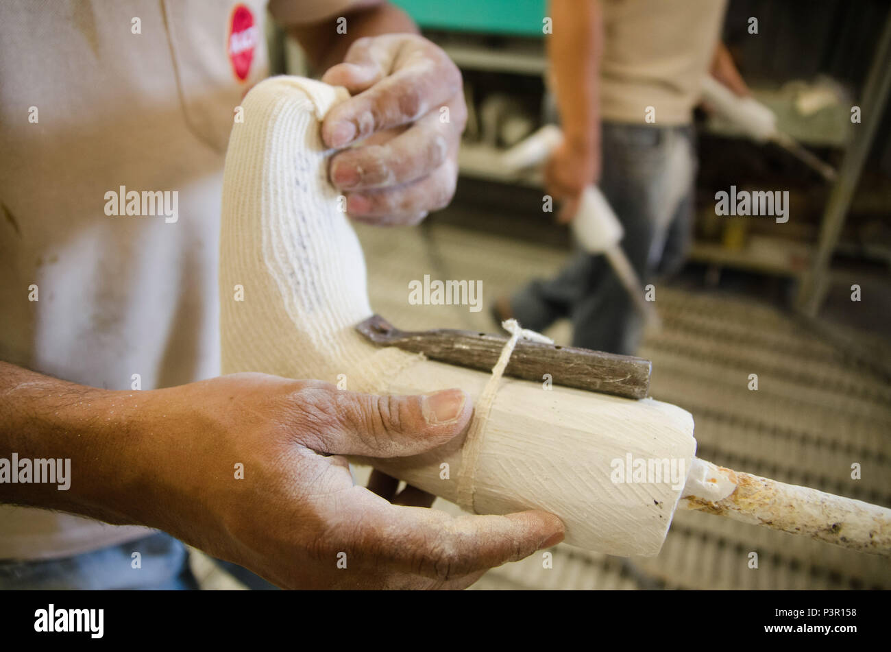 RECIFE, PE - 28.09.2015: AACD - Fabricação de molde de prótese para perna, fare tipo botina, para deficientes, na oficina AACD fare di Recife (PE). (Foto: Diego Herculano / Fotoarena) Foto Stock