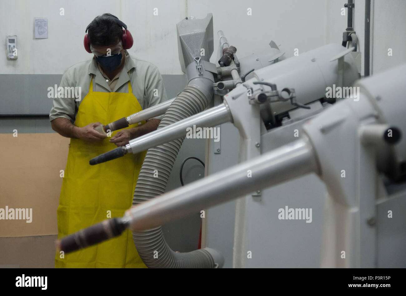 RECIFE, PE - 28.09.2015: AACD - Funcionário trabalha na fabricação de molde de prótese para deficientes, na oficina AACD fare di Recife (PE). (Foto: Diego Herculano / Fotoarena) Foto Stock