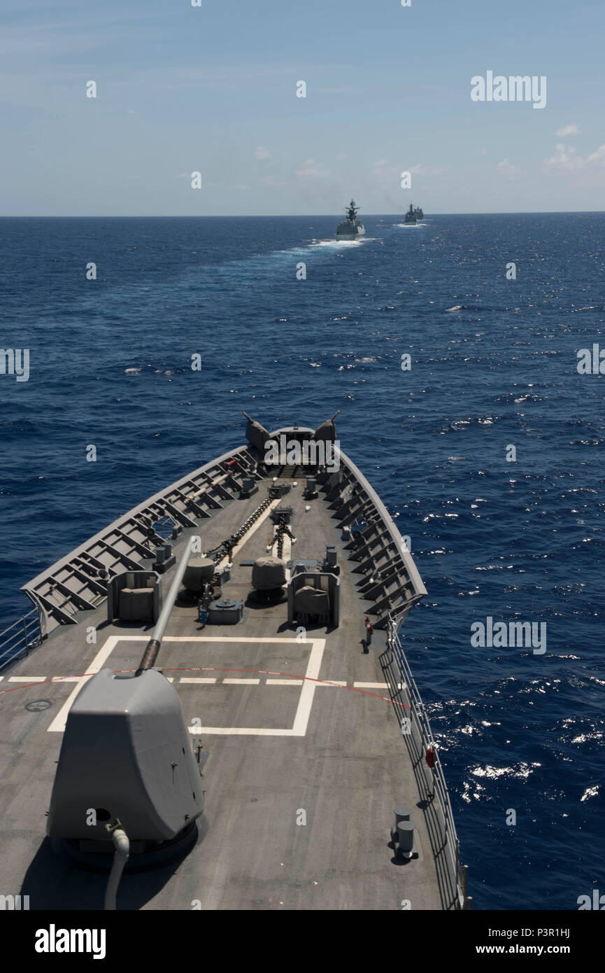 160712-N-OL837-096 OCEANO PACIFICO (12 luglio 2016) le visite-missili cruiser USS Princeton (CG 59) vapori dietro marina militare cinese multi-ruolo frigate Hengshui (572), guidata-missile destroyer Xian (153) e nave rifornimento Gaoyouhu (966) durante la partecipazione ad esercitazioni di manovra durante il cerchio del Pacifico 2016. Venti-sei nazioni, più di 40 navi e sottomarini, più di 200 aerei, e 25.000 personale partecipano RIMPAC dal 30 giugno al 4 agosto, in e intorno alle Isole Hawaii e la California del Sud. Il più grande del mondo marittimo internazionale esercitazione RIMPAC fornisce un unico tr Foto Stock