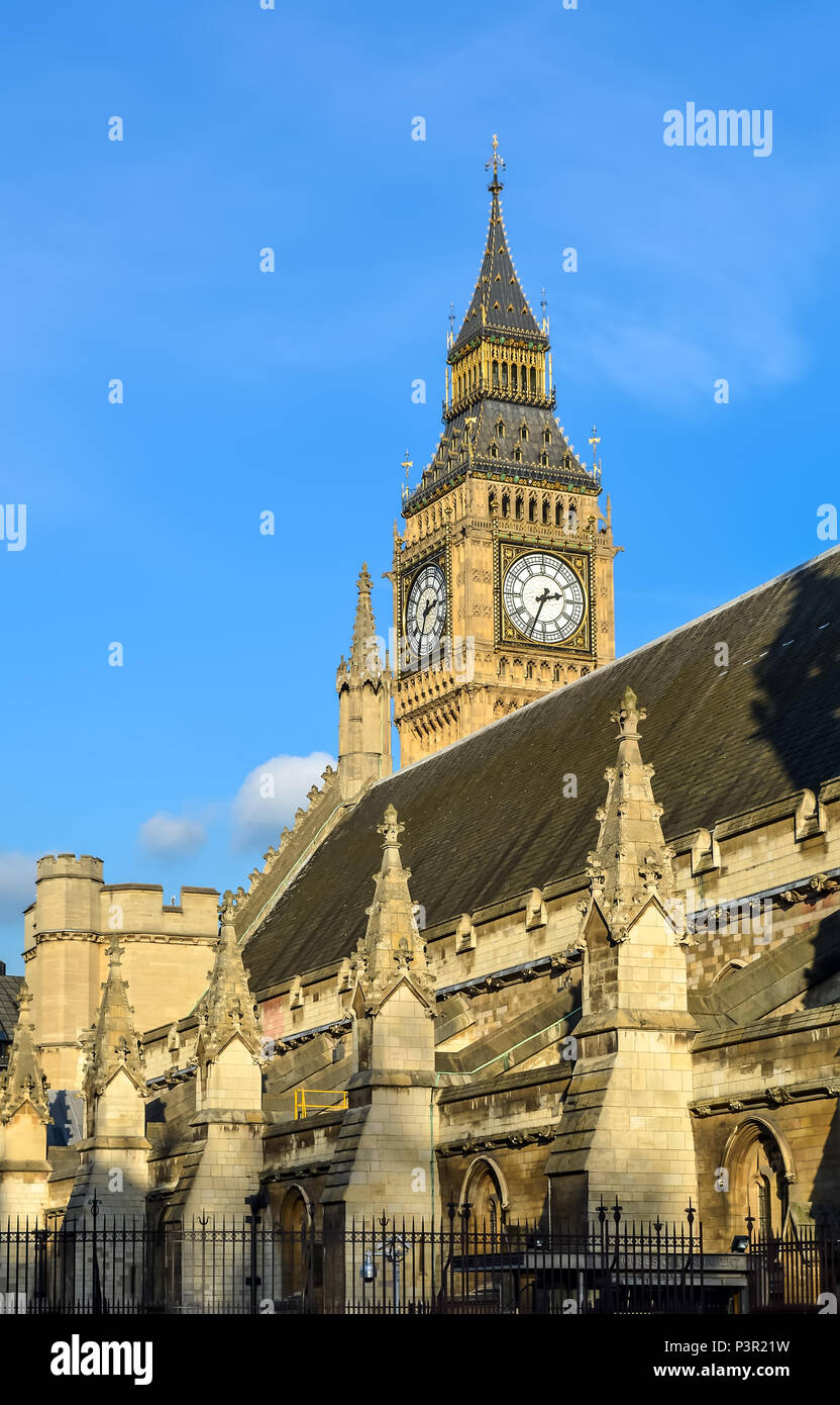 Vista sul Big Ben Tower da dietro il Westminster Abbey tetto Foto Stock