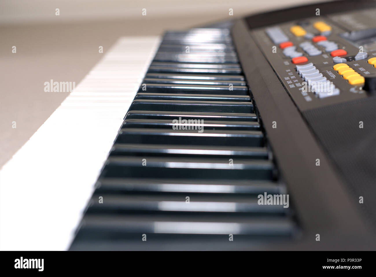 Lo strumento musicale elettronico a tastiera pianoforte da vicino con il fuoco selettivo Foto Stock