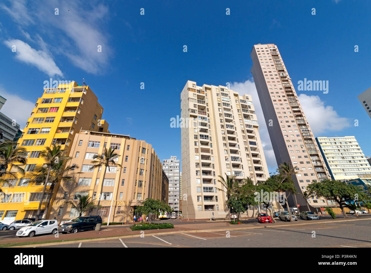 DURBAN, Sud Africa - 12 marzo , 2018: tranquilla mattina presto parcheggio baie contro blu nuvoloso Durban beachfront cityscape in Sud Africa Foto Stock