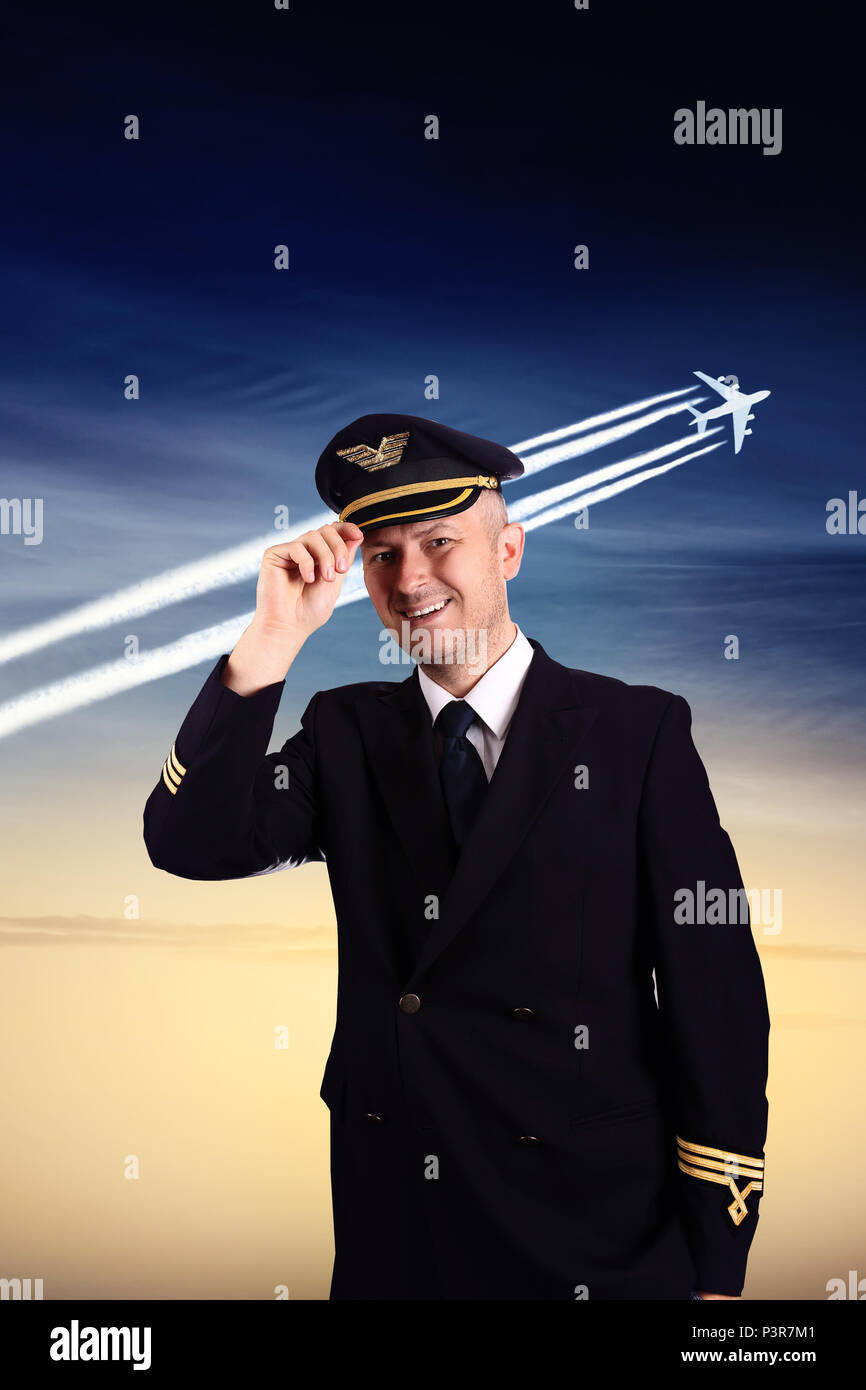 Capitano gioioso sta tenendo in mano il suo cappello Foto Stock