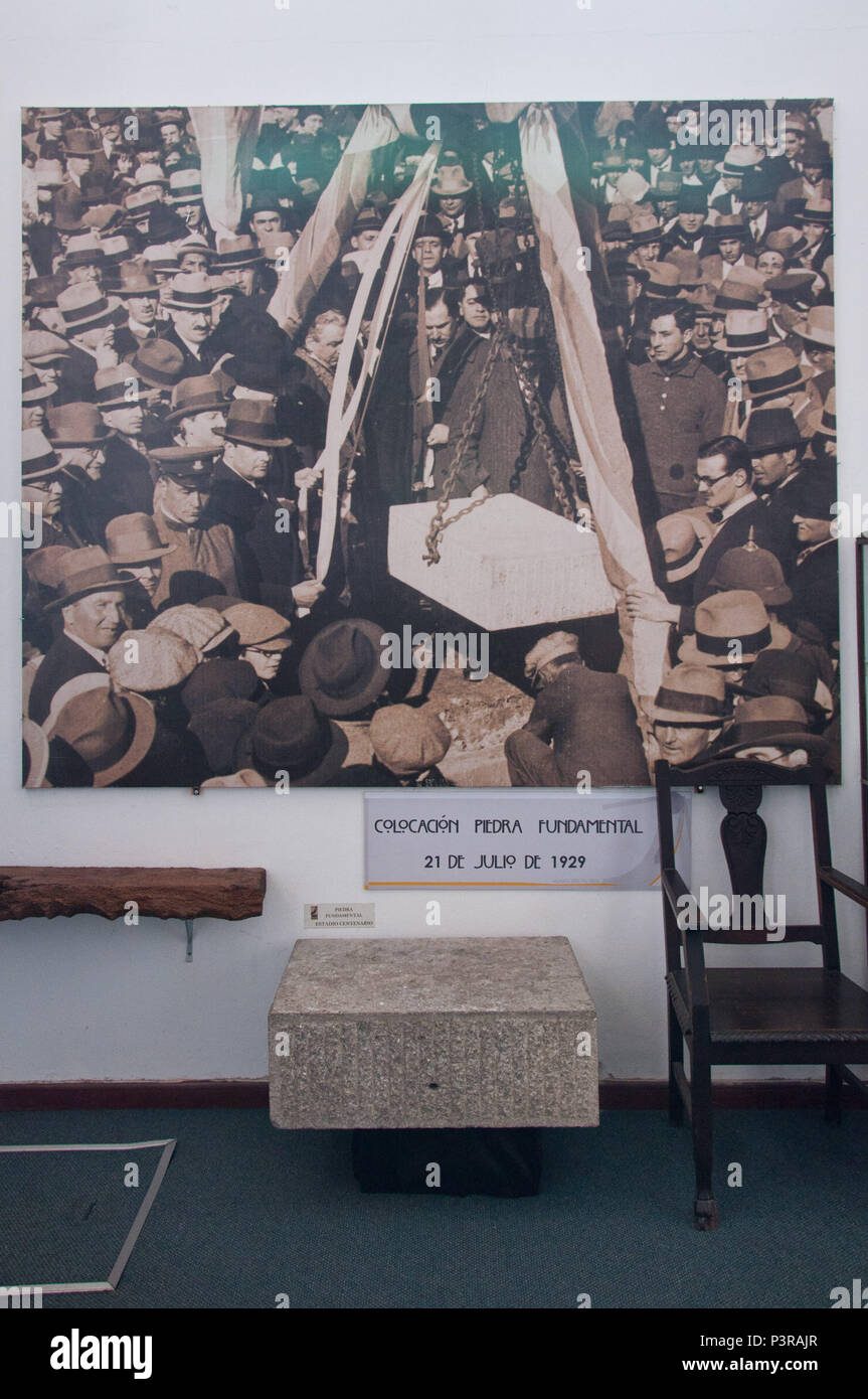 MONTEVIDÉU, Uruguai - 20.08.2015: MUSEUS DE MONTEVIDÉU - fondamentale Pedra do Estádio Centenário exposta no Museu do Futebol localizado sob una tribuna olimpica Do Estádio Centenário. (Foto: Daniela Maria / Fotoarena) Foto Stock