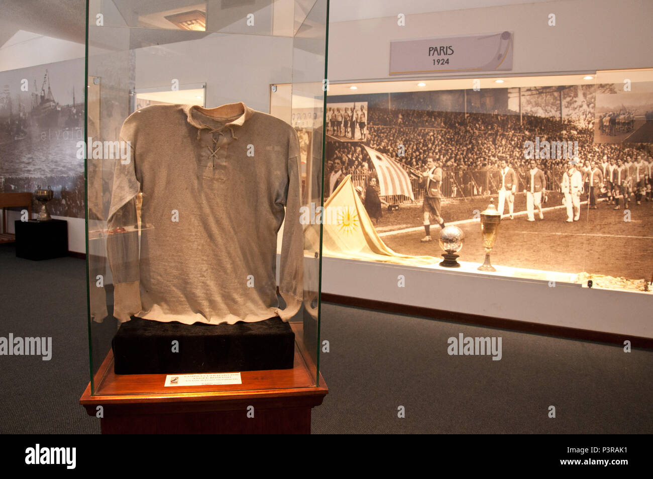 MONTEVIDÉU, Uruguai - 20.08.2015: MUSEUS DE MONTEVIDÉU - Camisa utilizada pelo jogador Ángel Romano duranti os Joghos Olímpicos de 1924. Exposta no Museu do Futebol localizado sob una tribuna olimpica Do Estádio Centenário. (Foto: Daniela Maria / Fotoarena) Foto Stock