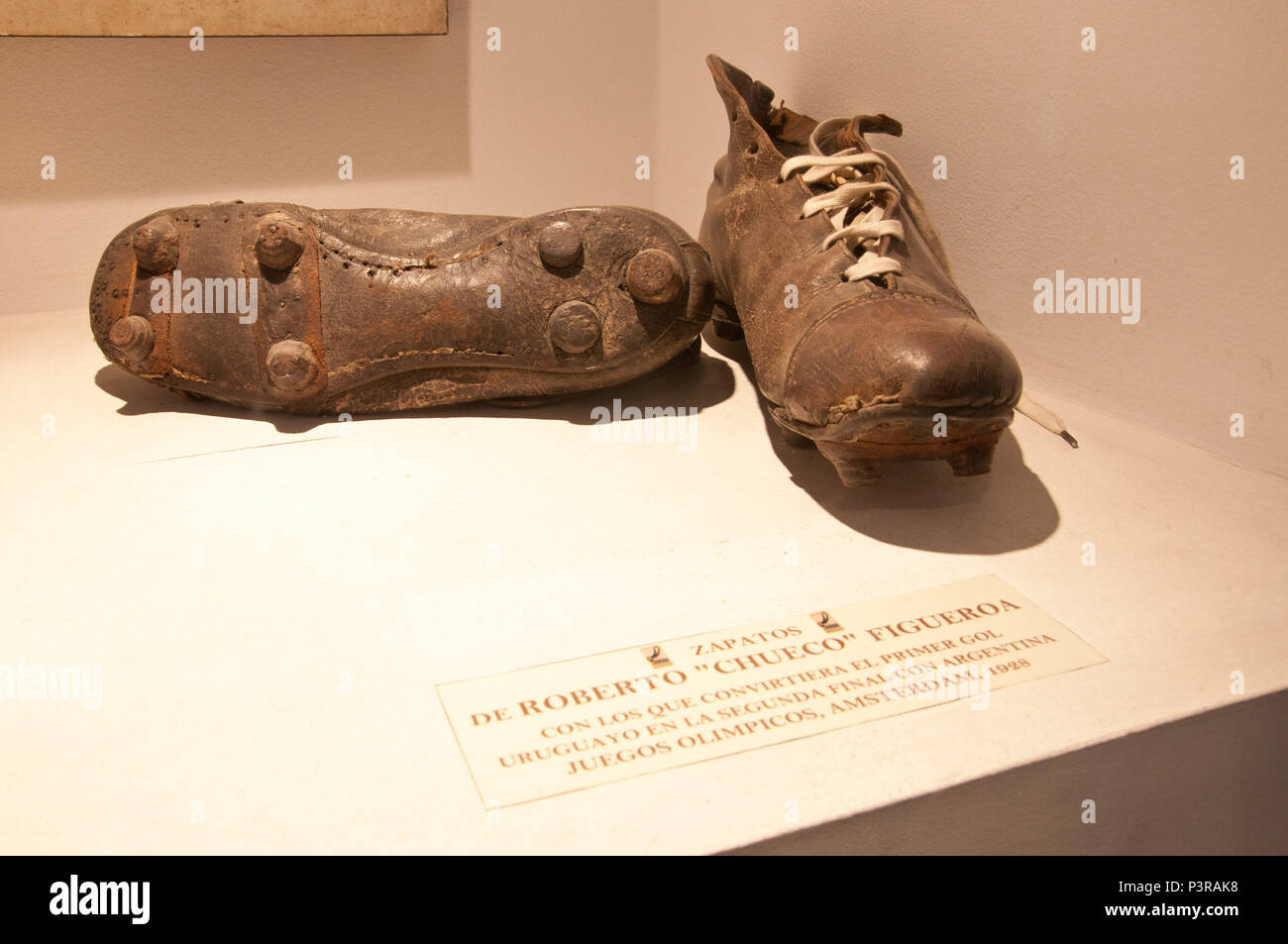 MONTEVIDÉU, Uruguai - 20.08.2015: MUSEUS DE MONTEVIDÉU - Chuteiras usadas pelo jogador uruguaio Roberto 'Chueco' Figueroa na final dos Jogos Olímpicos de 1928. Non Expostas Museu do Futebol localizado sob una tribuna olimpica Do Estádio Centenário. (Foto: Daniela Maria / Fotoarena) Foto Stock