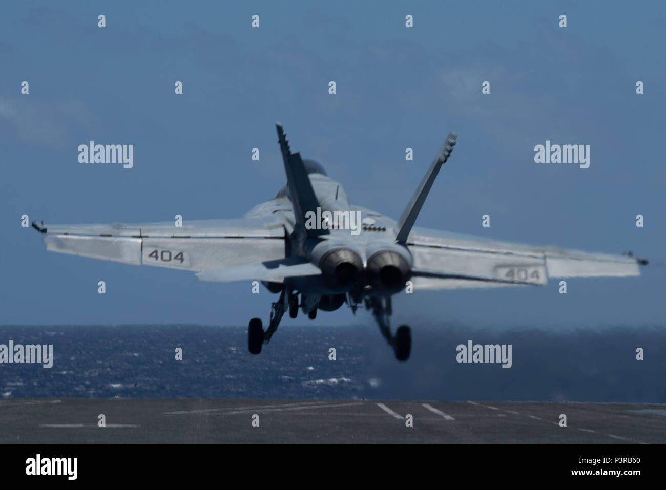 160729-N-GZ947-102: OCEANO PACIFICO (29 luglio 2016) Un F/A-18E Super Hornet assegnati ai gruppi di autodifesa di Strike Fighter Squadron (VFA) 151 lancia da USS John C. Stennis' (CVN 74) ponte di volo durante il cerchio del Pacifico 2016. Venti-sei nazioni, più di 40 navi e sottomarini, più di 200 aerei e 25.000 personale partecipano RIMPAC dal 30 giugno al 4 agosto, in e intorno alle Isole Hawaii e la California del Sud. Il più grande del mondo marittimo internazionale esercitazione RIMPAC offre una singolare opportunità di formazione che aiuta i partecipanti a promuovere e sostenere la cooperativa rela Foto Stock